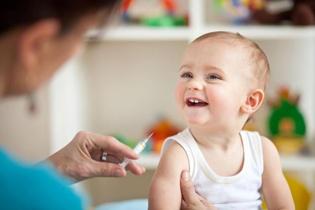 Вакцинація не робиться дитині, в якої є високий ризик розвитку ускладнень, чи при станах, коли імунна відповідь на введену вакцину не сформується. Важ