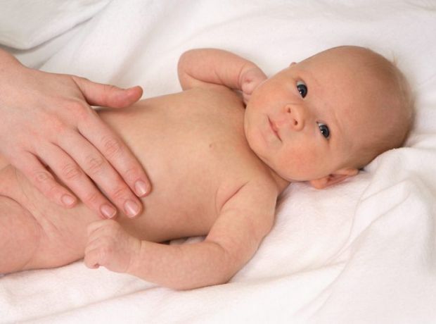 Більшість випадків діареї у малюків викликані вірусними інфекціями. Іншими можливими причинами є бактерії, паразити, харчова алергія та побічні ефекти