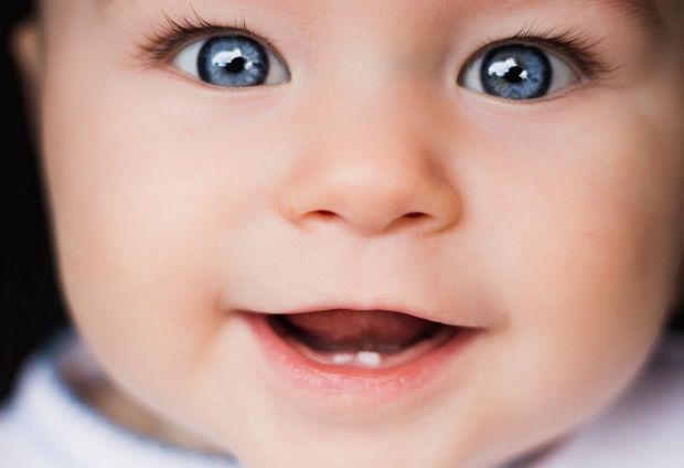 У більшості немовлят перші зуби прорізуються приблизно у 6 місяців. Однак у вашого малюка зубки можуть почати різатися вже в 3 місяці. Вважається, що 