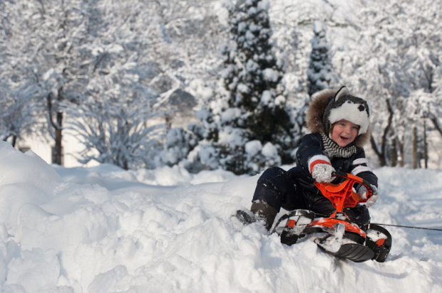 Зима – чудова пора року для прогулянок із дітьми. Можна кататися на санчатах, ліпити сніговика та грати у сніжки. Але також взимку можна легко отримат