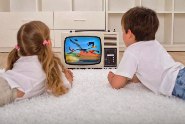 Діти люблять мультики. Цим користуються батьки, коли вмикають телевізор і йдуть займатися своїми справами, нав'язуючи дитині такі розваги.