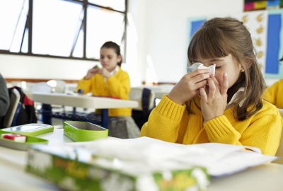 Алергія є поширеною проблемою серед дітей, особливо в контексті навчання у школі. Багато алергенів можуть підстерігати дітей у шкільному середовищі, і