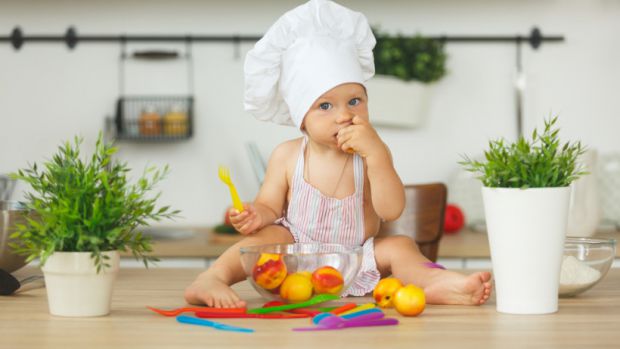 Годування 1-річної дитини може бути складним, оскільки кількість їжі, яку вона буде їсти, її переваги щодо текстури їжі та вибір їжі будуть змінюватис
