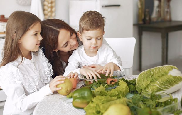 У дослідженні наводяться нові дані щодо маловивченого питання: як впливають на здоров'я дітей дієти з величезним переважанням рослинної їжі.