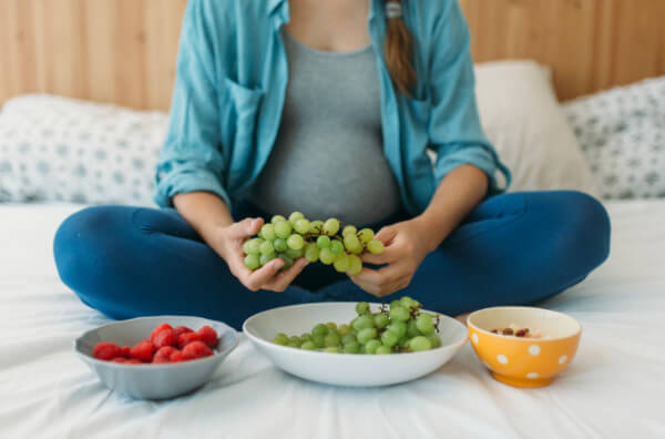 Жінки можуть передати своїм дітям та онукам не лише певні риси зовнішності, але й краще здоров'я мозку, якщо вони їдять зелень і яблука на ранніх терм