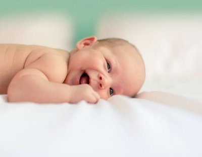 Для розвитку зору у немовлят потрібен час. Ваша новонароджена дитина бачить дуже мало, тому що вона не може добре сфокусувати очі й зосереджується пер