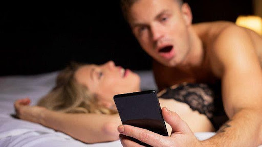 Вчені провели три хвилі масштабного дослідження та встановили: смартфони негативно впливають на сексуальну активність пар. У дослідженні взяло участь 