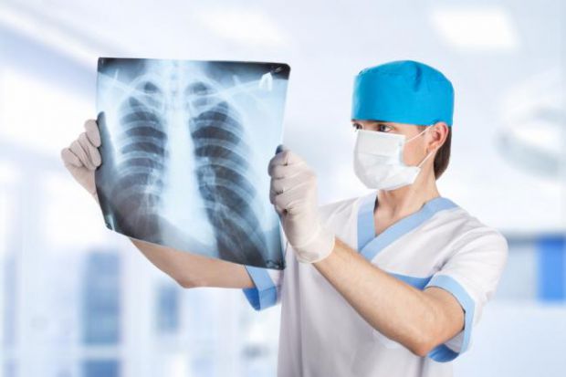 Рентген грудної клітки дозволяє своєчасно виявити небезпечні недуги легенів. А чи можна робити флюорографію мамі, що годує?