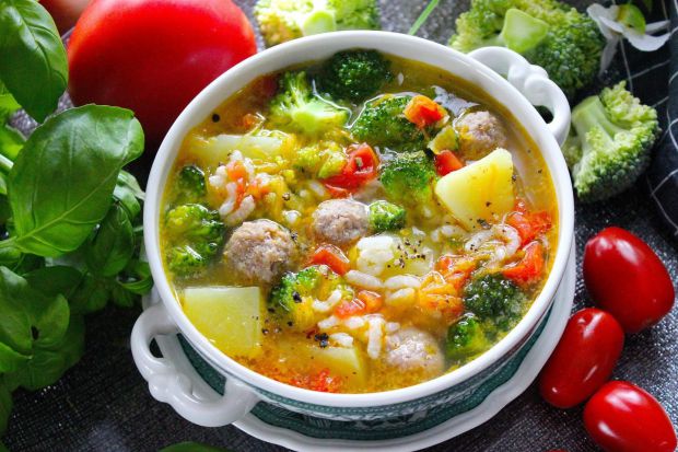 Легкий ситний суп із овочами та фрикадельками внесе різноманітність у ваше меню. Різнобарвні овочі яскравими фарбами прикрасять вашу тарілку. Суп свіж