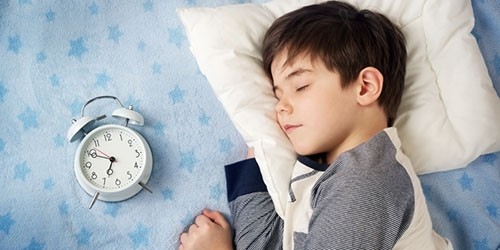 Дошкільний вік - це важливий етап в житті кожної дитини, коли її фізичні та психологічні розвиток залежить від багатьох факторів, включаючи режим сну.
