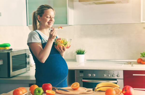 737-pregnant-woman-eat-fruit-salad.jpg (32.84 Kb)
