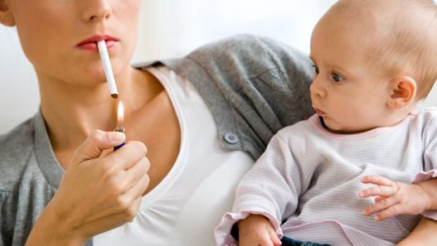 Дослідники встановили, що молоді матері, які піддаються впливу сигаретного диму вдома, припиняють годувати грудьми раніше, ніж жінки, які не піддаютьс