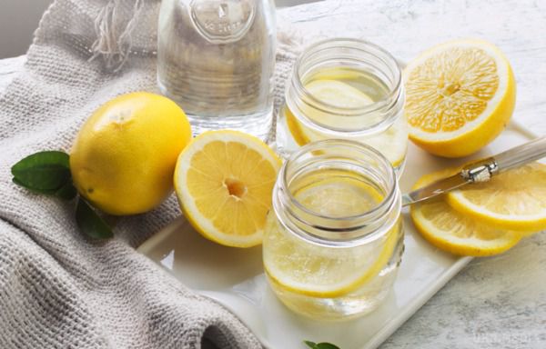 Американська нутриціологиня Джордан Пауерс Віллард протягом 30 днів пила багато води з лимоном і розповіла, що з цього вийшло. Результати експерименту