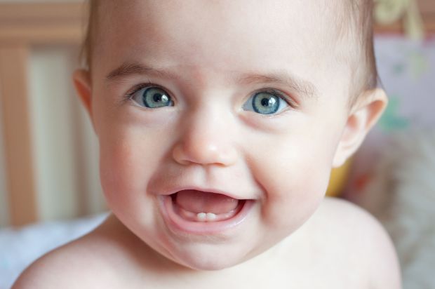 У дітей через карієс найчастіше псуються бокові зуби. Вони беруть активну участь у жуванні, тому часточки їжі застрягають між ними, і під впливом слин