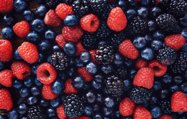 Темні ягоди, хрестоцвіті овочі, зелений чай, спеції та продукти, які містять вітамін С, бета-каротин та лікопін, допомагають у профілактиці онкології.