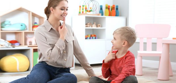 У 5-6 років мовлення дитини має бути правильним в артикуляційному сенсі, чітким і зрозумілим оточенню. Якщо ви помітили, що ваша дитина заїкається, га