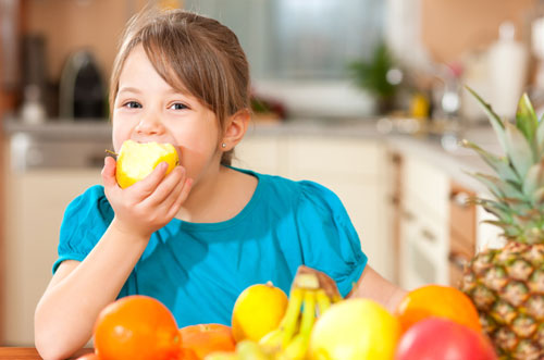 Можливо, ви відчуєте полегшення, якщо ваша дитина просить на перекус фрукти, а не шкідливу їжу, але якщо вона їсть лише фрукти, ваша дитина може не от
