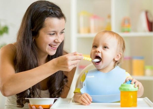 Годувати дитину вечерею слід не пізніше, ніж за 2-3 год. до сну. Багато мам, побоюючись, що карапуз може заснути голодним, мало не насильно годують йо