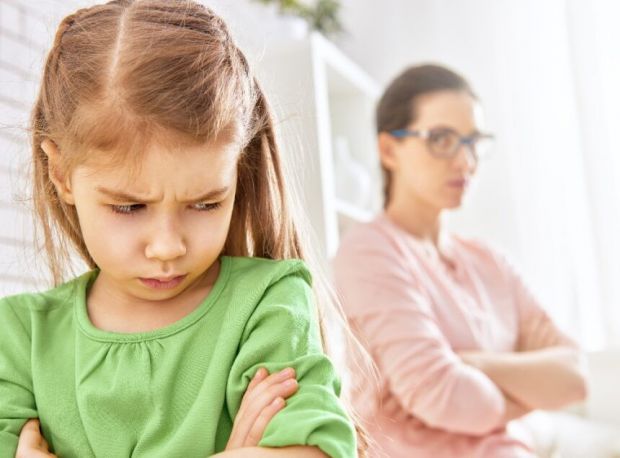 Почуття гніву в дитини може виникати з багатьох причин. Наприклад, через те що дитина проживає певний етап свого розвитку і ще просто не здатна розумі
