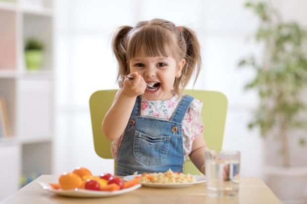 Вживання великої кількості солодощів вашою дитиною може стати проблемою, але є декілька простих прийомів, які дозволять цього уникнути. Що робити бать