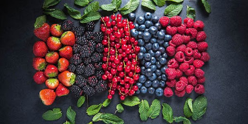 Чи можна взимку вживати немиті фрукти та ягоди, які ви заморозили влітку?
