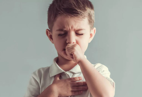 Вдома чи на вулиці, сезонні чи цілорічні, усі типи алергії потенційно можуть спричинити постійний кашель. Разом із нежиттю, чханням, сльозоточивістю т