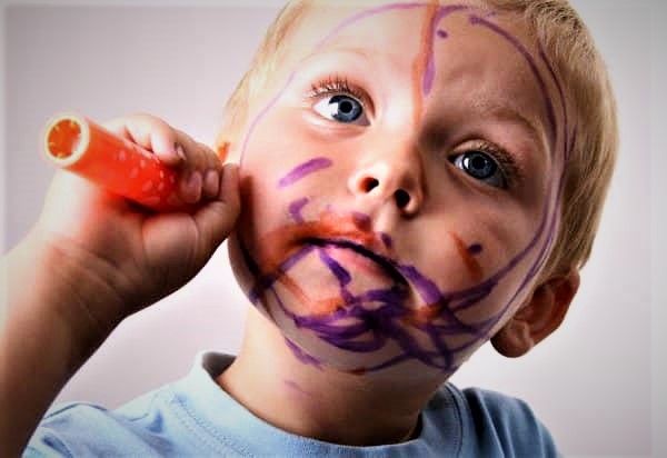 Наскільки сильно діти люблять малювати, настільки ж дорослі часто не в захваті від цього заняття. Адже часом плоди творчості можна спостерігати не тіл