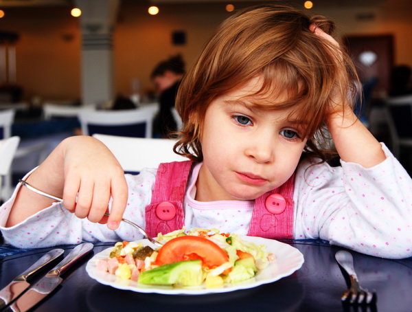 Відмова дитини від їжі в дитячому садочку може бути справжнім головною болем для багатьох батьків. Але це явище досить поширене і може мати різні прич