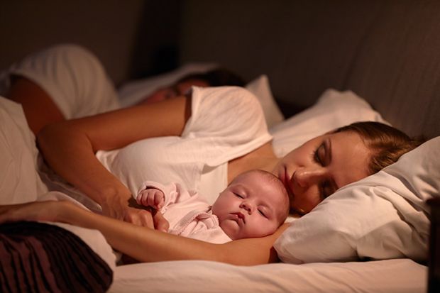 Догляд за дитиною виснажливий, і якщо ви сидите, тримаючи дитину на руках, легко стати настільки сонливою, щоб зрештою заснути. Однак уникайте бажання