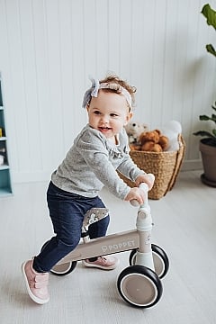Навчити малюка їздити на триколісному велосипеді неважко. У порівнянні з привчанням до горщика, манерами за столом і вказівкою малюкові не смикати соб