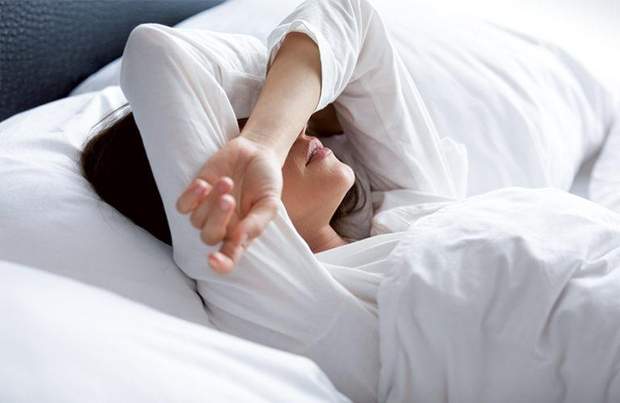 Згідно з дослідженням, проведеним дослідниками сну в Університеті здоров’я Університету Арізони, пристрасть до нічних перекусів і нездорової їжі може 