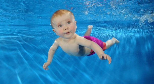 Що може поліпшити дитяче здоров'я і чи варто малечу з раннього віку вчити плавати?