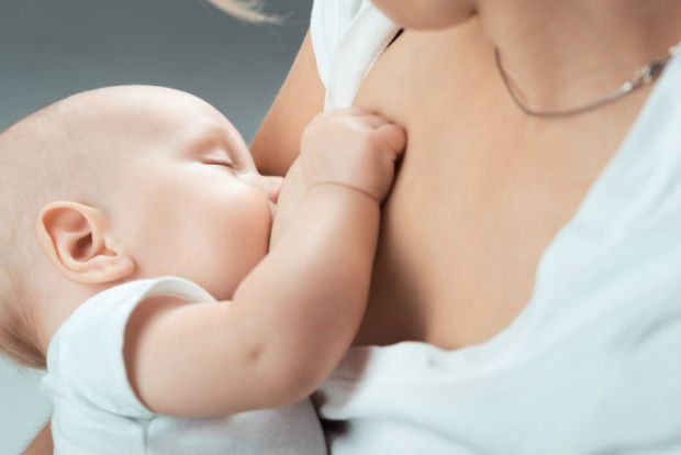 Ті малюки, яких годували грудьми хоча б до 6 місяців, мають на 15% менше шансів на зайву вагу порівняно з тими, хто від народження харчувався сумішшю.