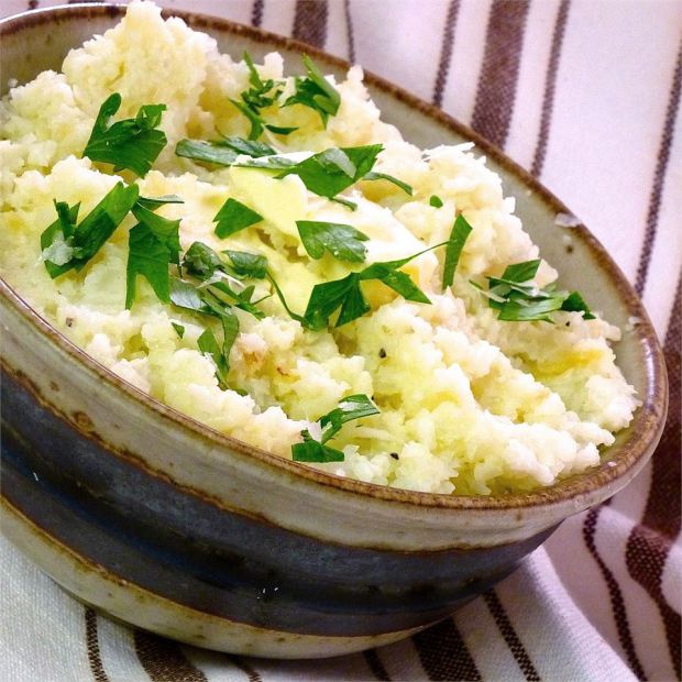 Альтернатива картопляному пюре - пюре з цвітної капусти з часником та сиром. Спробуйте!