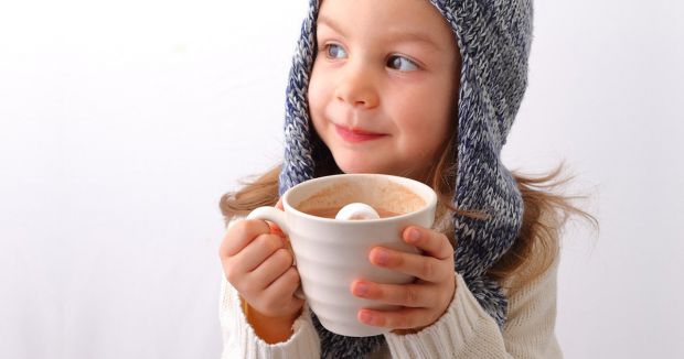 Гарячі напої, такі як чай та кава, дуже популярні у багатьох країнах світу, але чи є вони безпечними для дітей? Це питання є досить складним і потребу