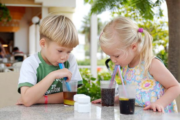 Популярність газованих напоїв серед дітей зростає з кожним роком. Однак, споживання занадто великої кількості цих напоїв може мати негативний вплив на