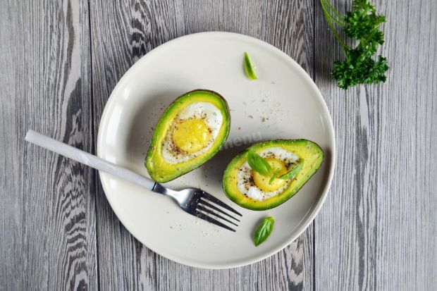 Яйце та авокадо - відмінний сніданок. А ще більше користі принесе вам їхнє поєднання. Спробуйте, вам сподобається!