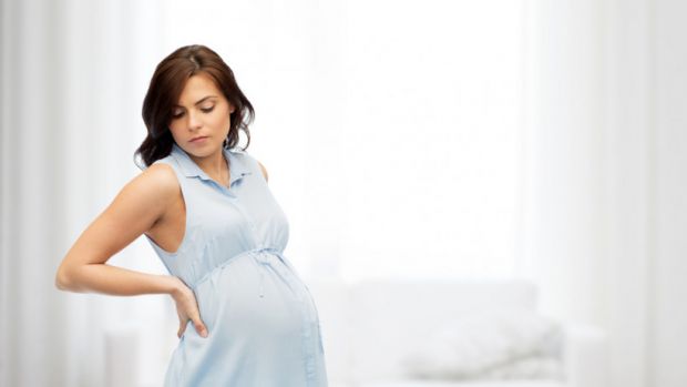 Під час вагітності ви виробляєте гормони, які називаються релаксинами. Ці гормони викликають розм’якшення зв’язок в області таза. Біль виникає в крижо