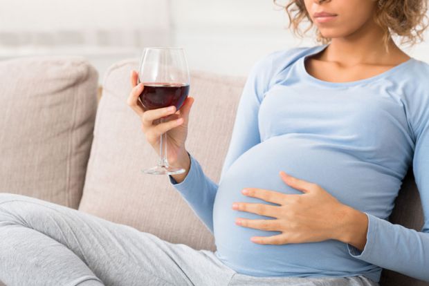 Вплив алкоголю під час вагітності може порушувати фізичний та розумовий розвиток дитини, зокрема затримку мови, поведінкові та інші порушення.