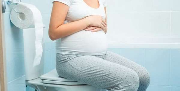 Твердий стілець є одним із симптомів запору, який є поширеним симптомом вагітності, яким страждає приблизно 50 відсотків усіх вагітних жінок. Ви может
