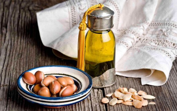 Марокканську олію, яку також називають аргановою олією, отримують із плодів дерева, яке переважно росте лише на півдні Марокко. Це одна з найрідкісніш