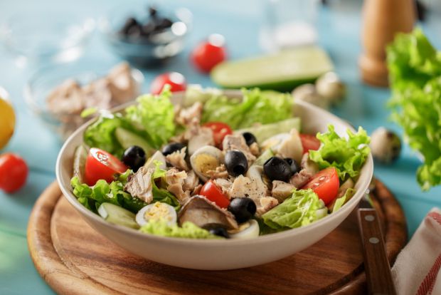 Легкий рибний салат, основним компонентом якого є консервований тунець. Соковиті огірки, помідори чері та хрумке салатне листя додають свіжі ноти, а п