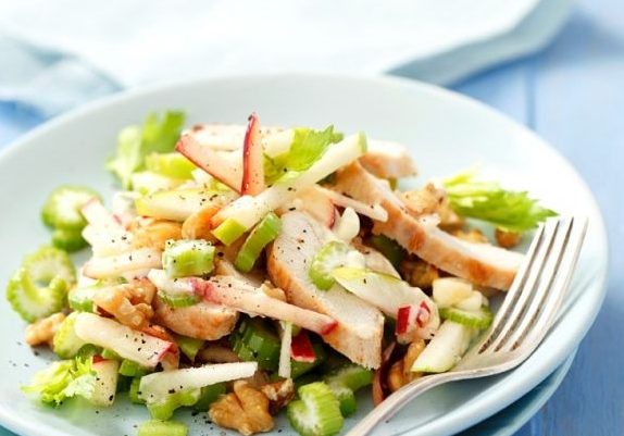 Легкий салат з курячого філе з яблуком і селера для тих, хто тримає фігуру і сидить на дієті.