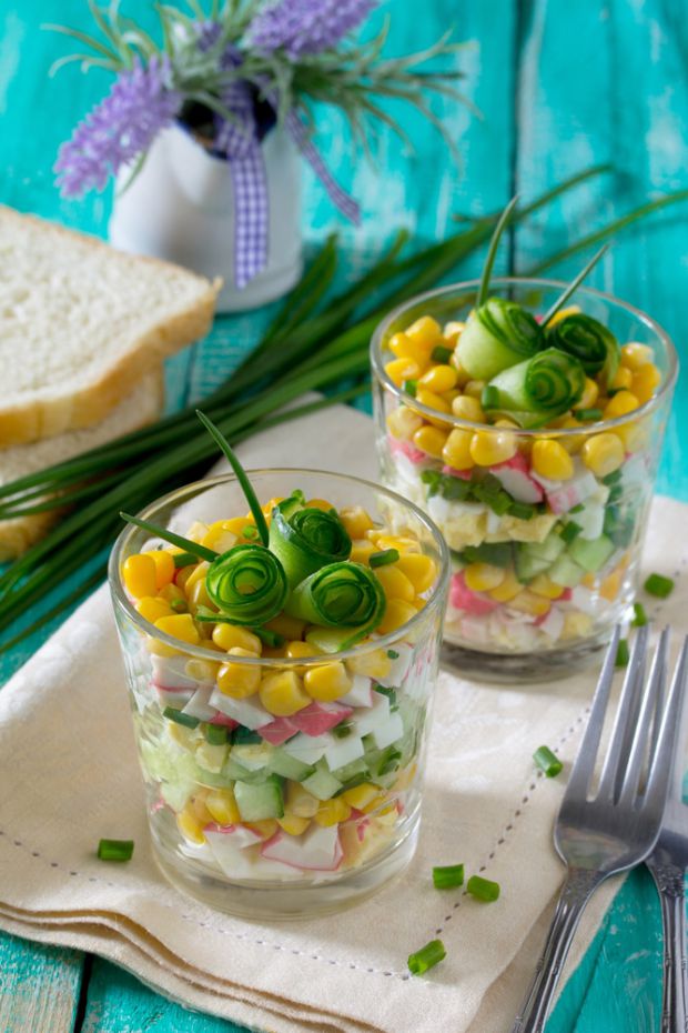Пропонуємо вам красивий та смачний порційний салат з крабових паличок.