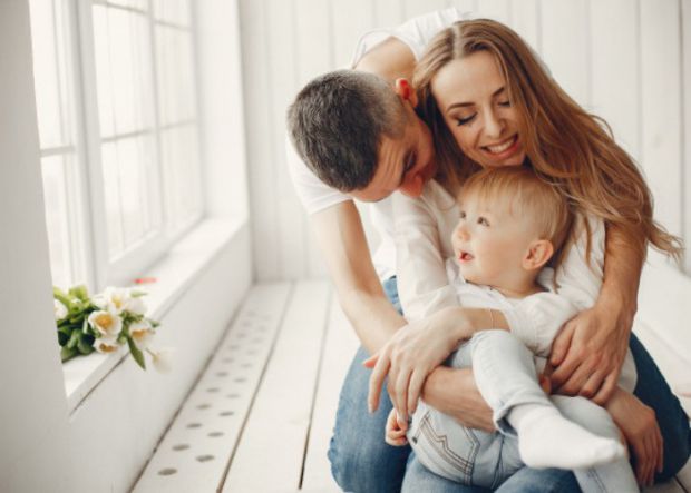5 причин обіймати дитину щодня Доведено, що дитина, яку в родині часто обіймають, пригортають до себе і цілують, менше хворіє, має міцний імунітет, виглядає більш щасливішою та стій