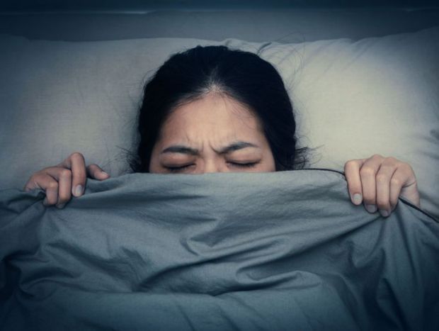 Вчені назвали нові незвичайні симптоми COVID-19. Вони турбують людину ночами і можуть вказувати на зараження штамом «Омікрон». Що за ознаки?