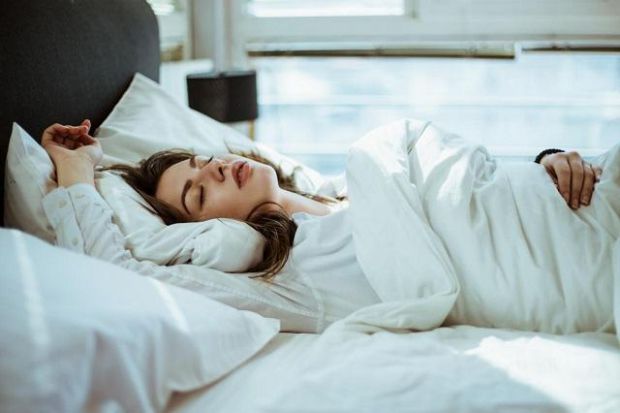У кожного з нас відрізняються потреби уві сні та найкращий спосіб визначити, чи достатньо ви спите — це дізнатися, як ви почуваєтеся. Силу сну часто н
