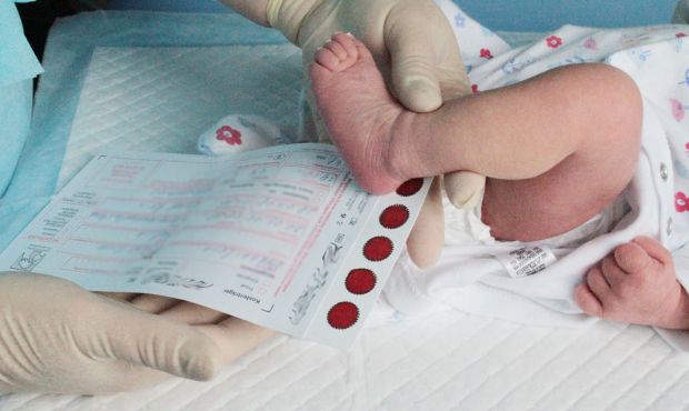 У кожного немовляти в перші дні життя, зазвичай ще в пологовому будинку, обов'язково беруть аналіз крові з п'ятки. У медичному середовищі це досліджен