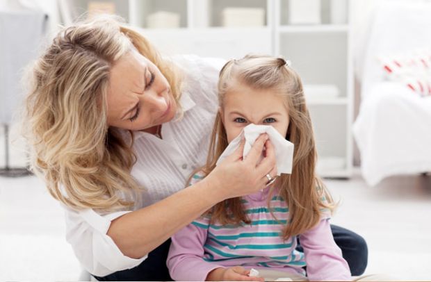 Важливо пам’ятати про головний принцип лікування — не нашкодити. Що ніколи не потрібно робити, якщо ваша дитина застудилася?