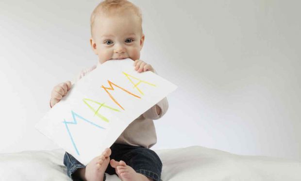 Це залежить від розвитку та особливостей кожного малюка. Як правило, діти вимовляють перші усвідомлені легкі слова після дев’яти-десяти місяців. До ре
